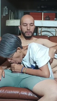 Üvey kız kardeşimin önünde mastürbasyon.