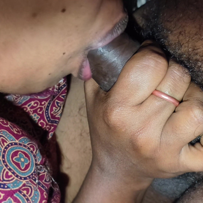 Realmallucouplevlog: Gadis tamil asal mallu lagi asik nyepong kontol pagi-pagi