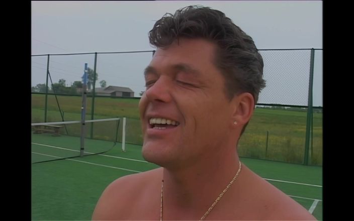 Erotic Planet X: Cette joueuse de tennis sexy adore pisser et sucer des...