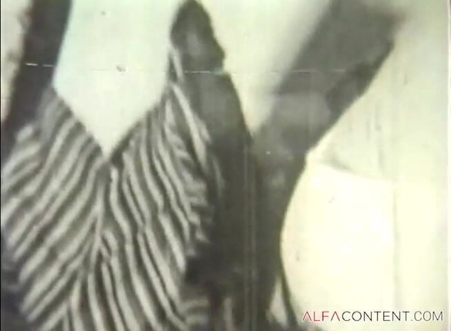 Alfa Planet: Impresionante morena con tetas pequeñas ama una polla larga