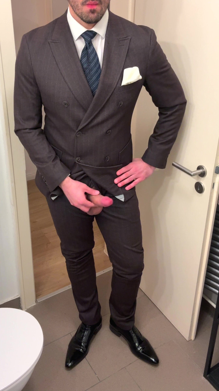 Master Shiny Shoes: スーツ姿のビジネスマンがエナメルの靴でオナニーしている
