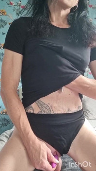 Je rebondisse sur un gode à grosse bite jusqu’à ce que je squirte et que je trémousse avec un vrai orgasme gémissant