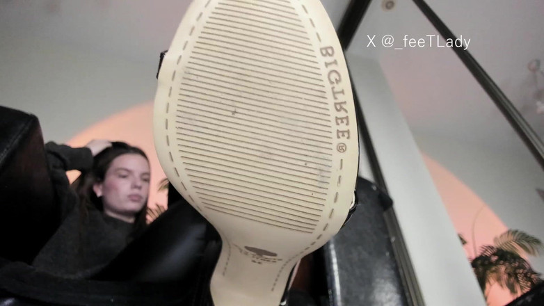 Feet lady: Dưới gót chân