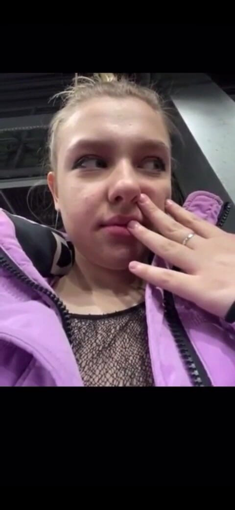 JuiceLussie: लॉकर रूम में हस्तमैथुन और वाइब्रेटिंग चूत