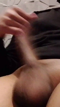 Pieprzę się tylko wtedy, gdy jestem sam, wznosząc mojego dużego penisa