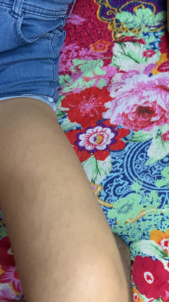 Riya mickey: Sora mea vitregă vine acasă târziu mă excită și îmi oferă o...