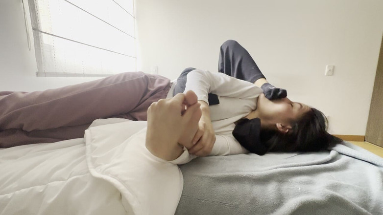 scarlettandc: 我女主人的脚粉碎了我，用她的脚拍打我，以至于我自慰