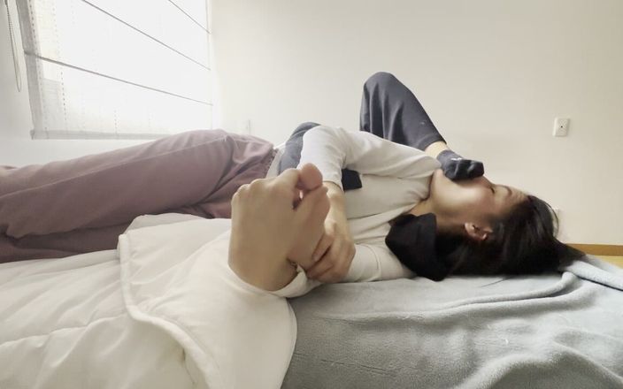 scarlettandc: Min dominatrix fötter krossar mig, slår mig med fötterna så...