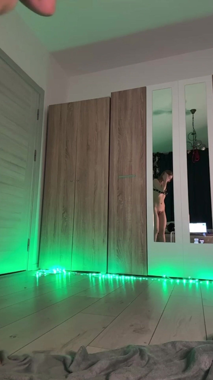 JuiceLussie: 警察服を着たセクシーなストリップショー