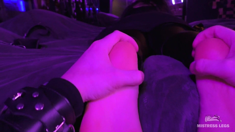 Mistress Legs: Verleidelijke gerimpelde zolen en tenen pov-massage en crème smeren