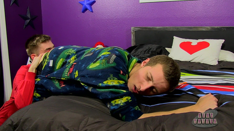 Bare Twinks: Bentley krijgt een vers kaal gaatje