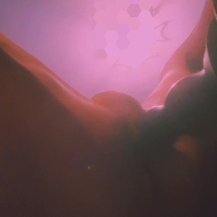 KIARA: Kiara neukt zichzelf met een dildo