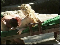 Pound Me Outside: Blondynka ma gorącą seks na świeżym powietrzu