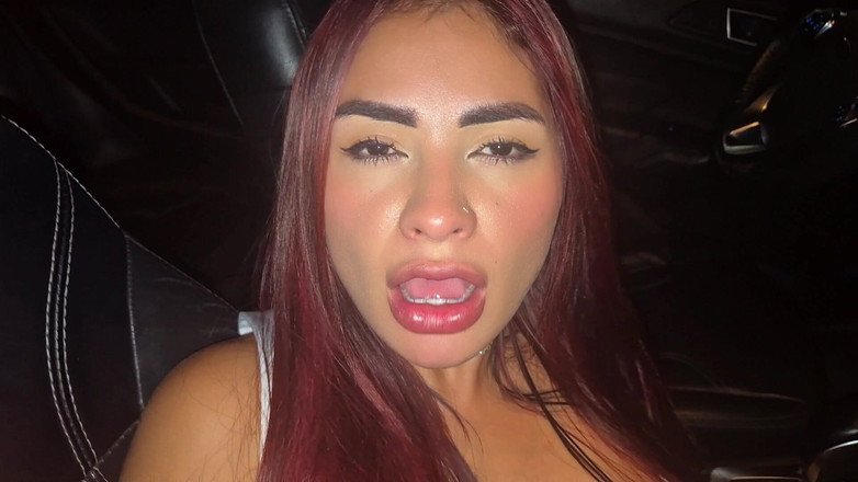 AlejandraPalacios: 警察は国道で私たちがセックスしているのを発見して尋ねました...