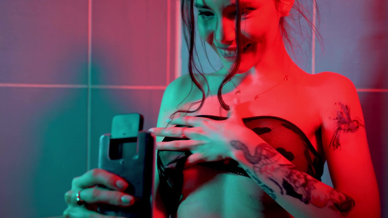 Pink Lights Entertainment: YourBabyPearl- memek orgasme muncrat di kamar mandi