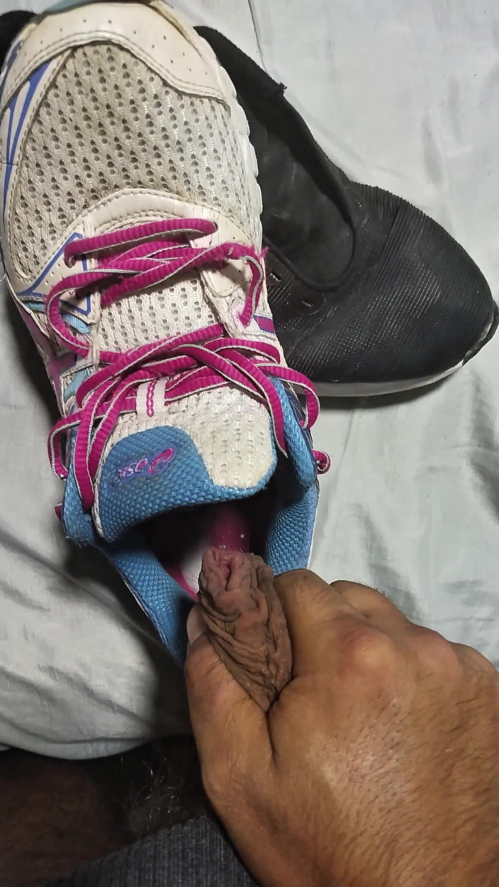 Sneakerfetish_BR: Kız arkadaşımın spor ayakkabılarına sikiş ve boşalma (nike downshift12 anda asics)