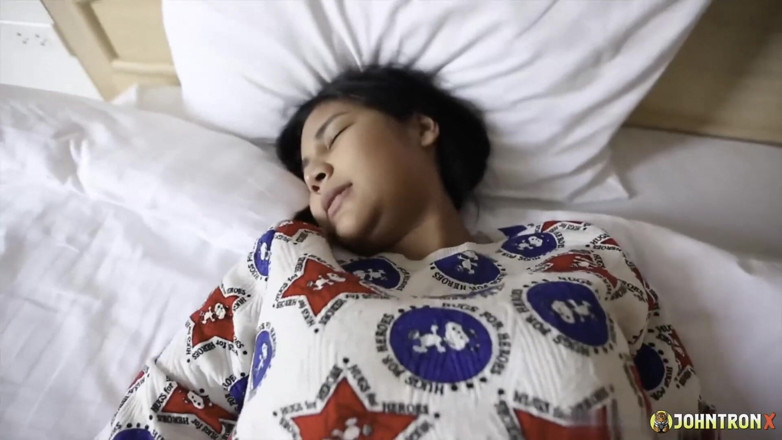 John Tron X: Si comel Thai bertatu menghisap dan mengongkek zakar besar saya