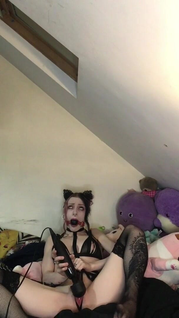 Rokkyhorrorx: Kitty bịt miệng hứng tình cố gắng im lặng