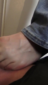 Une maîtresse russe entraîne son esclave aux pieds de la maison !