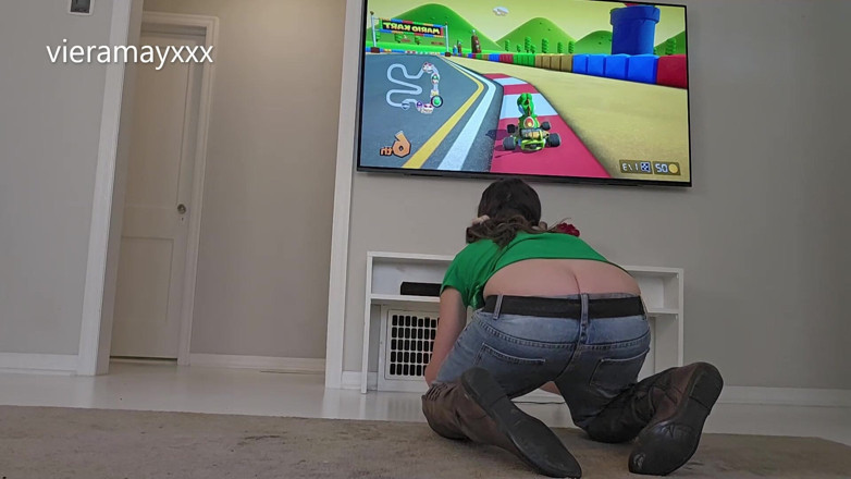 VieraMayXXX: I pantaloni sono caduti mentre giocava con mario kart- ripieno...