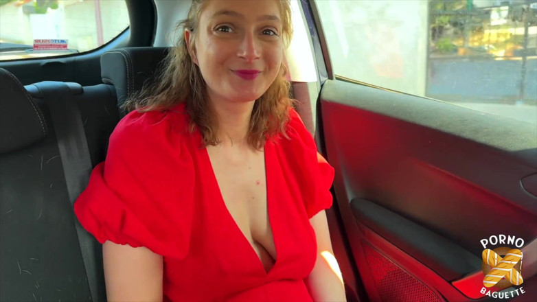 Porno Baguette: Charlotte, splendida rossa, viene scopata da due tizi
