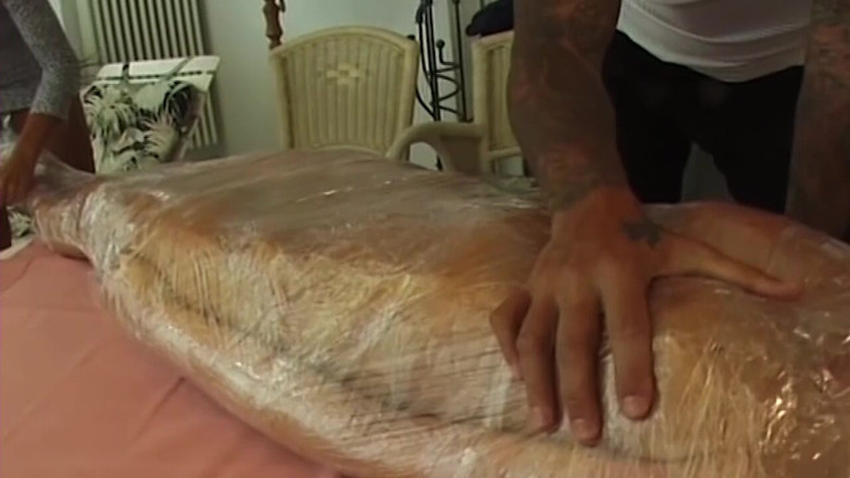 BDSM6.CLUB: Une salope blonde enveloppée de plastique se fait enculer et...