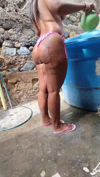 J’ai Sorti Ma Belle-fille De La Piscine Et Je Lui Ai Fait Sucer Ma Bite, Quel Énorme Cul Elle a