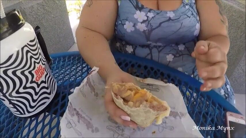 BBW Pleasures: SSBBW पूल में विशाल burrito खाती है