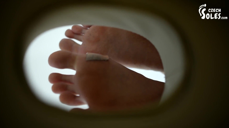 Czech Soles - foot fetish content: I grandi piedi nudi della donna delle pulizie e il...