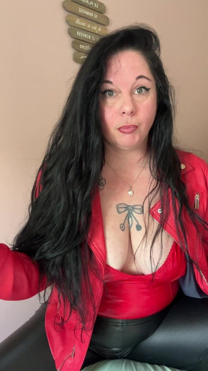 Maitresse Clara: Con cu nhỏ, không có niềm vui.