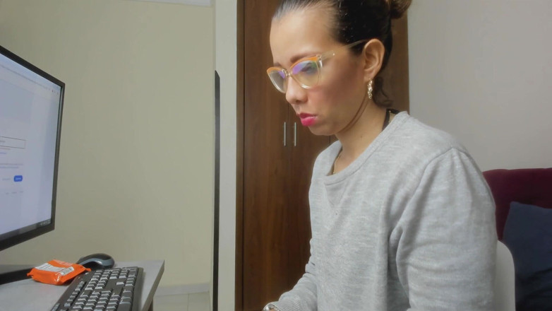 Latin webcam: Weelderige Latina Masturbeert Als Ze Thuiskomt Van Het Werk Om...