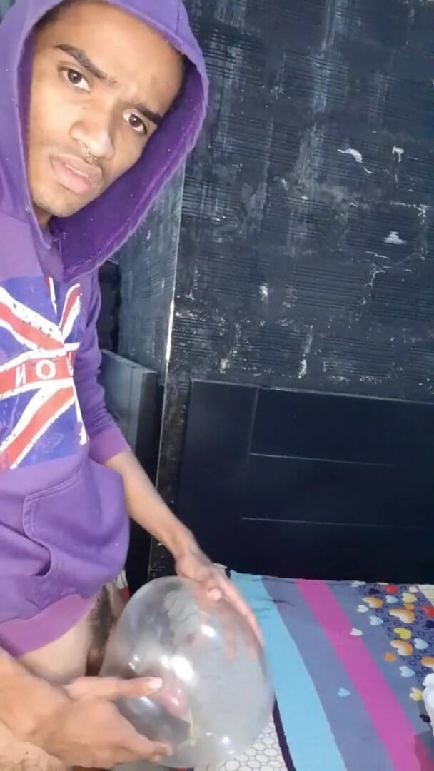 vergar4_daviid: Il giovane si masturba con un comdon gonfiato