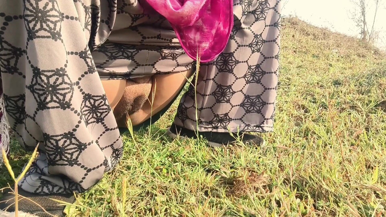 Priya Sex Videos: Індійська сільська тітонька, хардкорний секс відео, відтрахана на відкритому повітрі в джунглях зведеним братом