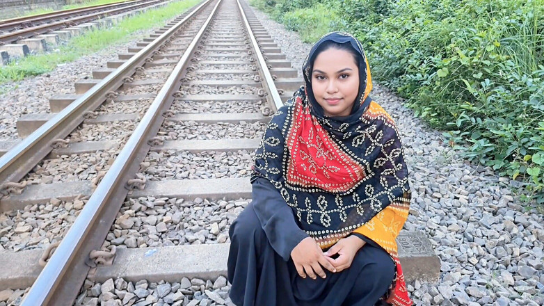 BD_X_HUB: Train Line Par Mili Ladki Ko Ghar Lakr Chuda - Bengali...