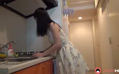 Mai Araki en vriend gaan naakt tijdens het schoonmaken van het huis
