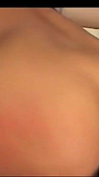 Une jolie salope latina se fait baiser par une grosse bite noire qui éjacule sur son visage