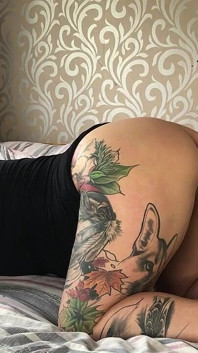 Chey utknęła pod łóżkiem