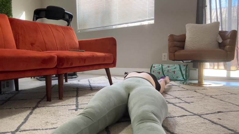 Lenna Lux: La gigantessa ti cuce in mutandine da allenamento