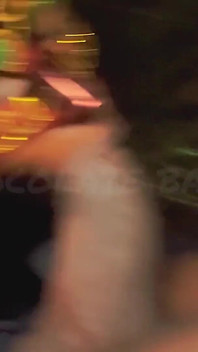Dando cabeça no carro para meu padrasto para evitar que ele diga à minha madrasta que eu fui suspenso da faculdade !!