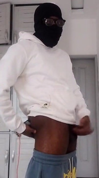 Je me masturbe pendant que je chante