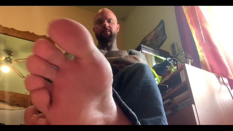 Jasons feet: Ти на підлозі нижче моїх ніг, як хороший маленький футбой