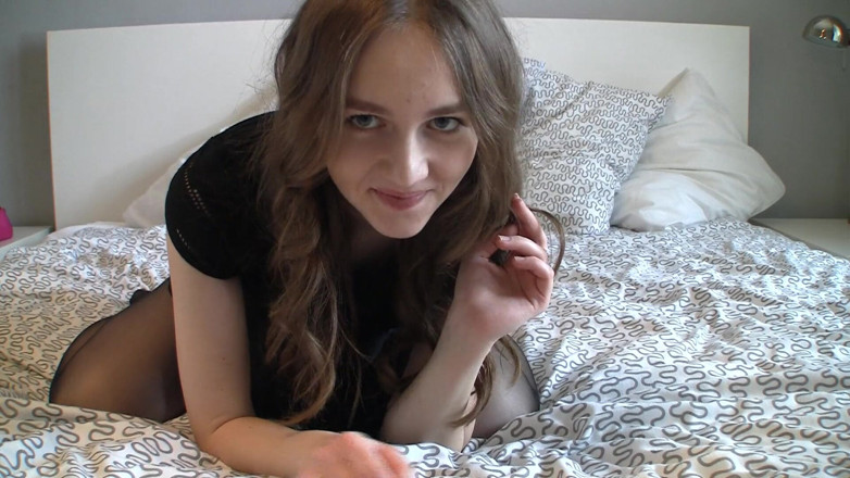 Dirty fantasy: Fiica mea vitregă slabă este incredibil de sexy în ciorapi strălucitori