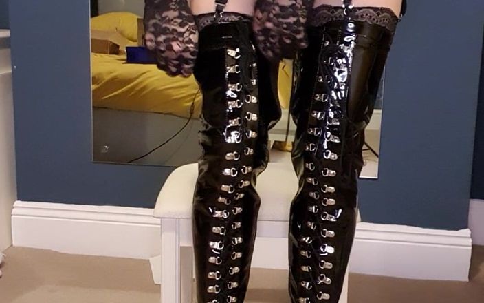 JessicaXD: Lingerie roxa e botas de pvc na coxa