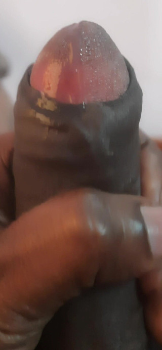 Lubina45: एक पुरुष निजी तौर पर घर पर आत्म-आनंद में लिप्त है