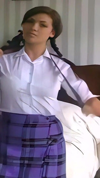 Berpakaian dalam purple yang menampilkan Samantha Buxton