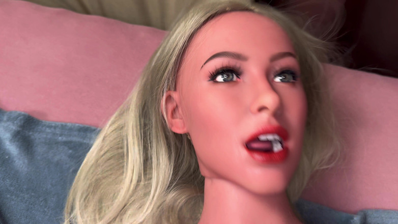 Nesty: Nesty fångar sin pojkvän otrogen med en Zelex sexdoll ... och...