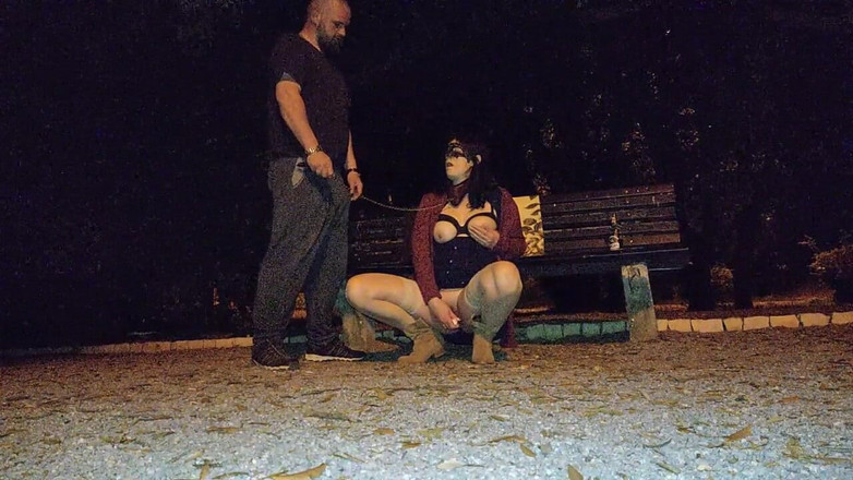 Toilet Mommy: In Leggings &amp; Hohen Stiefeln Kontrolliert Und an Der Leine