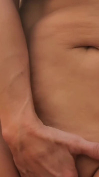 Swinger pár si užívá venku swing bed při východu slunce