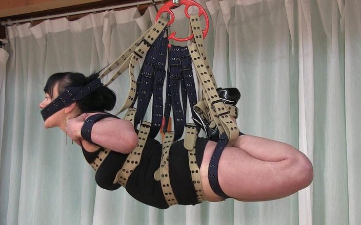 Yvette xtreme: Belt Suspension dengan gaun seksi