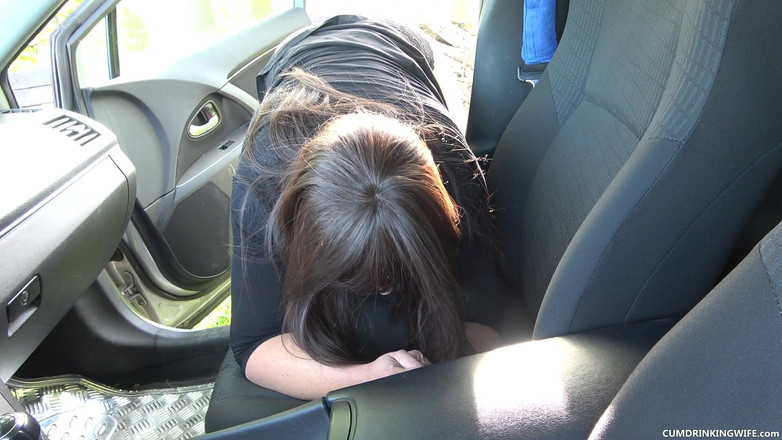 Cumdrinking Wife: Vreemden neuken me in mijn auto - aflevering 2
